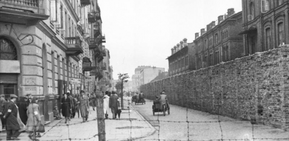 Bundesarchiv_Bild_101I-270-0298-07,_Polen,_Ghetto_Warschau,_Mauer.jpg